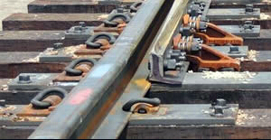  Крючковые двойные анкерные плиты, используемые на железнодорожных сборных крестовинах